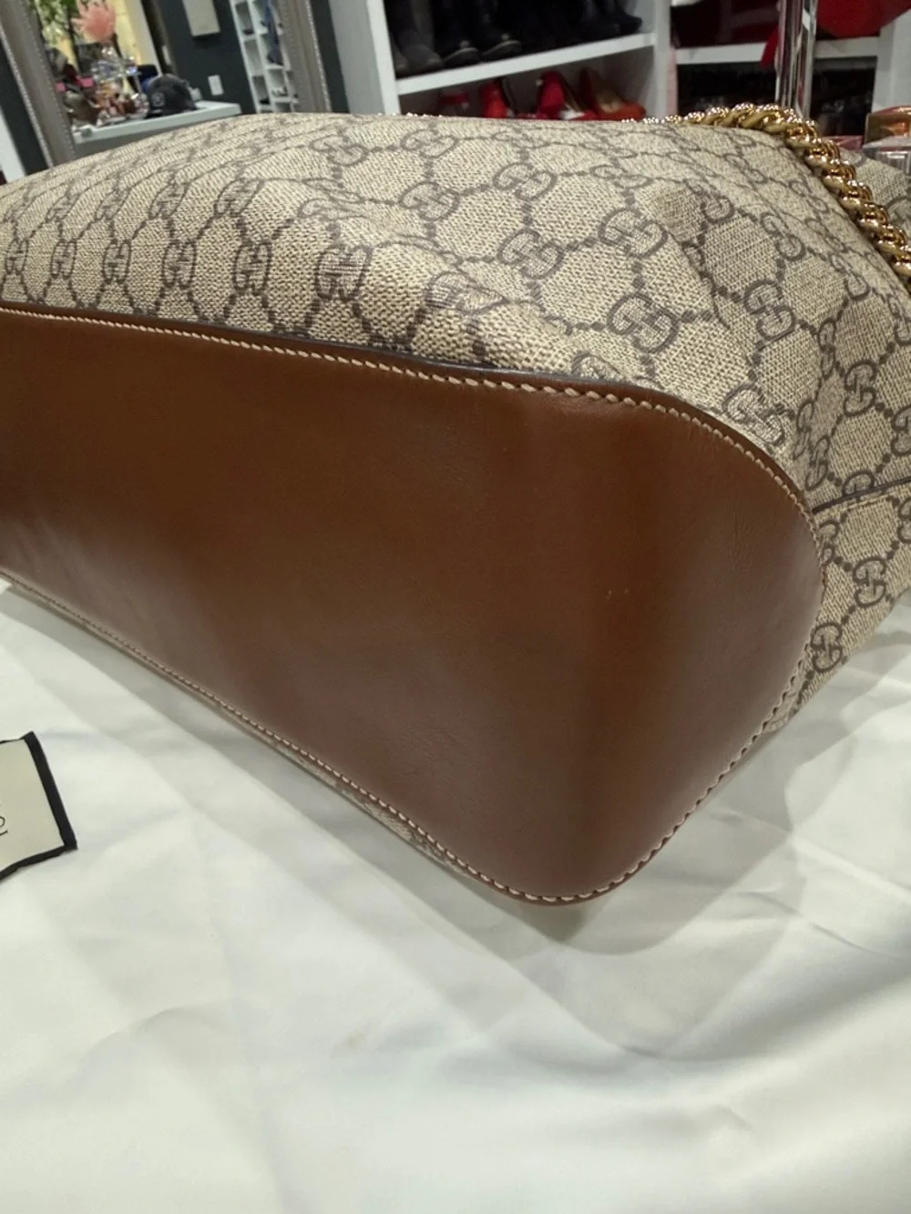 Authentic Gucci Beige GG Supreme Canvas Shoulder Bag with Gold Chain - Picture 4 of 7